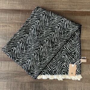 Look by M Common Knit Zebra Pattern Scarf